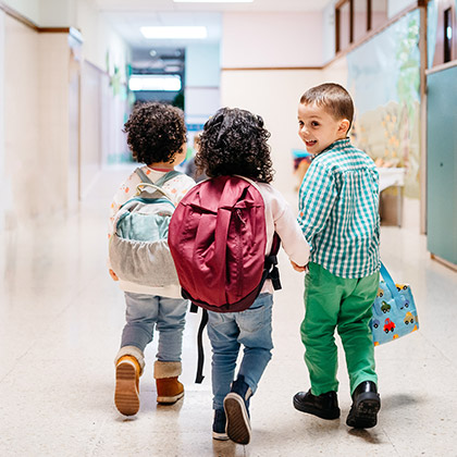 Referenz Mobil Drei Kinder laufen in Kindergarten